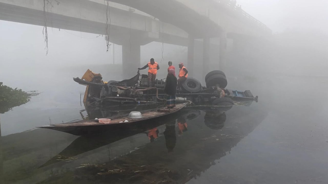 নিয়ন্ত্রণ হারিয়ে ব্রিজের রেলিং ভেঙে কুমার নদে ট্রাক, নিহত ২
