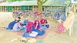 কালীগঞ্জে পোলট্রি খামারের দুর্গন্ধে গাছতলায় পাঠদান