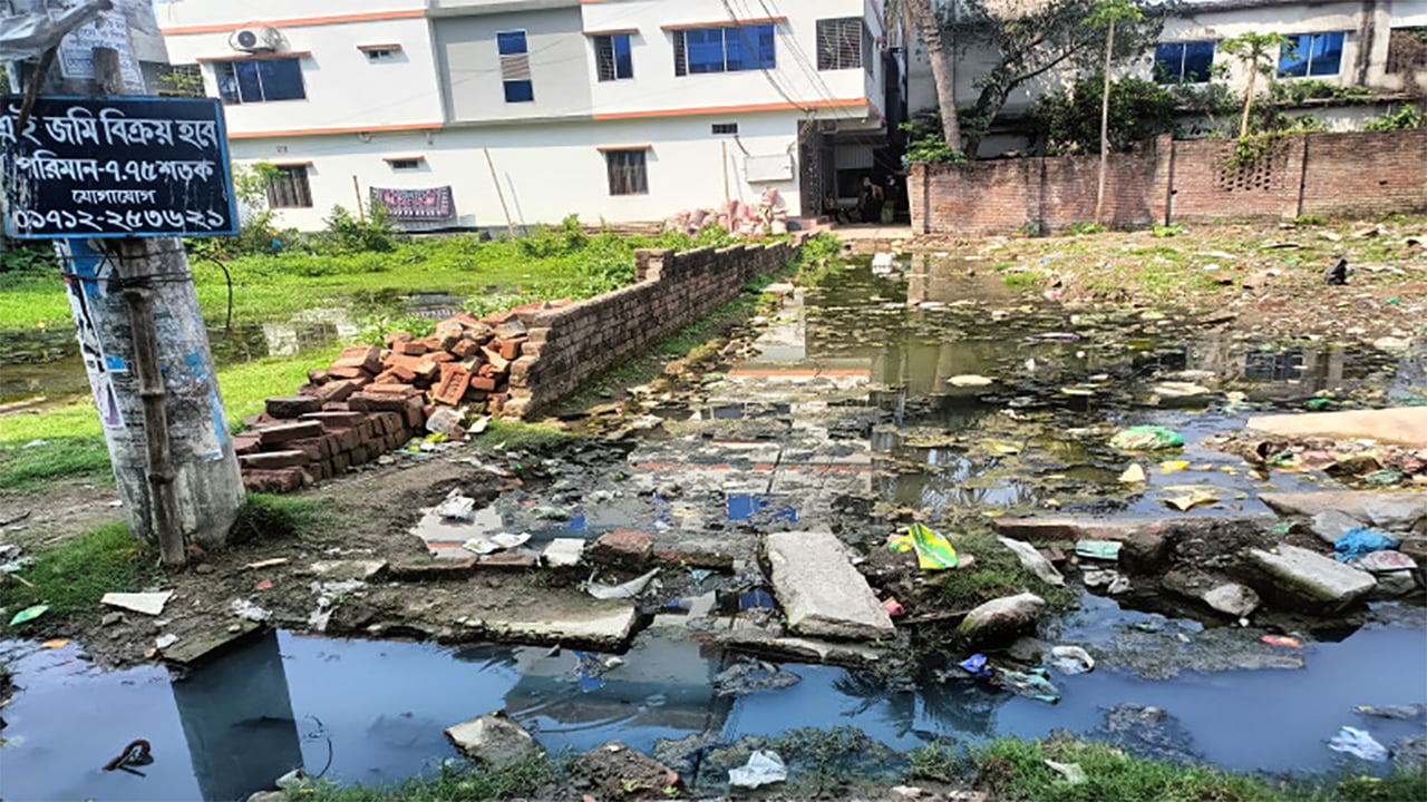 ঝিনাইদহ পৌরসভার রাস্তা ভেঙে ফেলার অভিযোগ