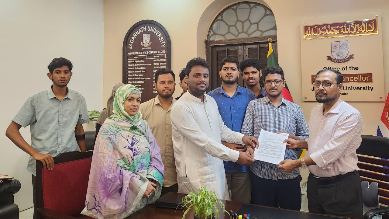 প্রক্টরের অপসারণসহ ৯ দফা দাবিতে উপাচার্যের কাছে জকসুর স্মারকলিপি