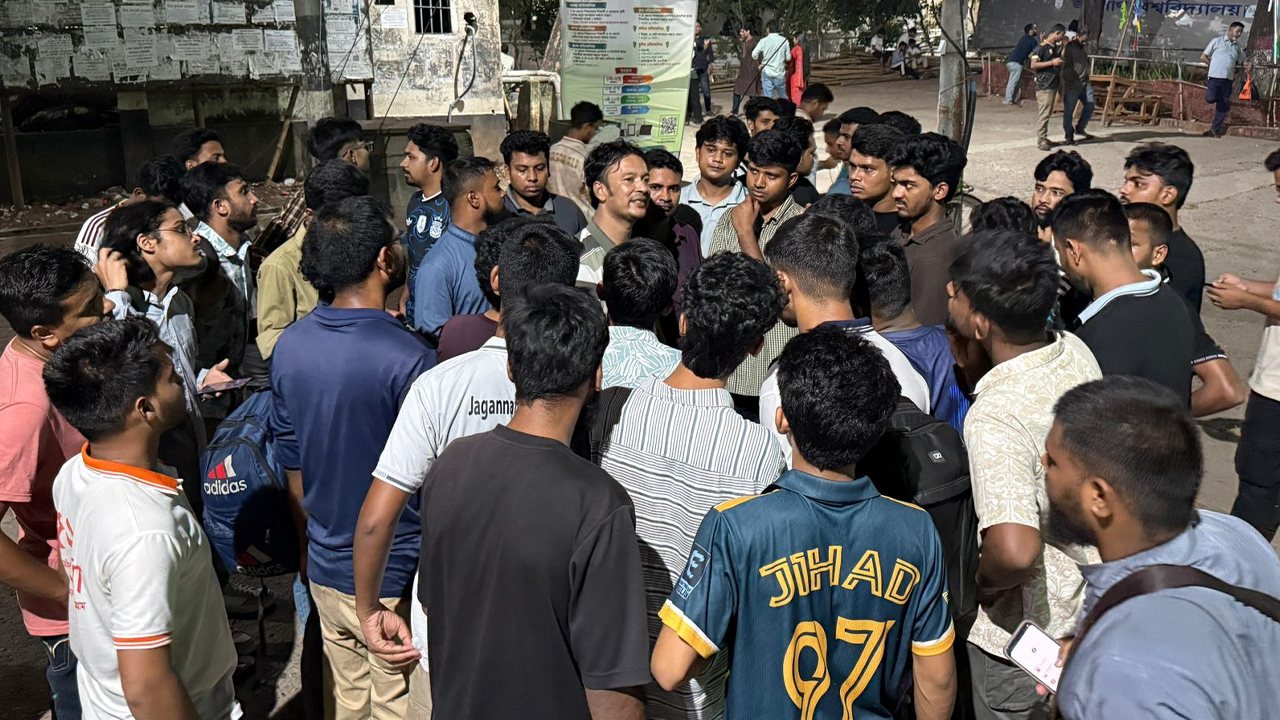 শিক্ষার্থীদের বাড়ি ফেরা নির্বিঘ্ন করতে জবি ছাত্রদলের উদ্যোগে ডাবল ডেকার বাস