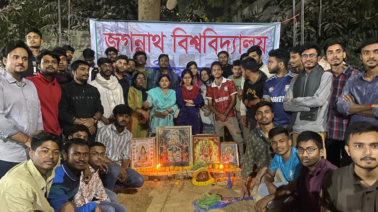 জবিতে দিনভর বিক্ষোভের পর মন্দির ‘উদ্বোধন’ শিক্ষার্থীদের