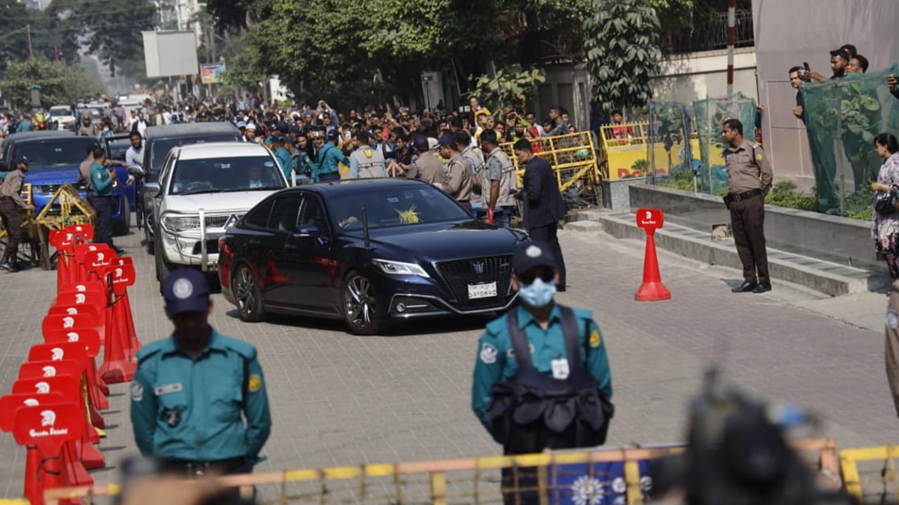 শাশুড়িকে দেখতে এভারকেয়ারে জুবাইদা