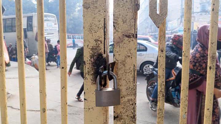 জবির প্রধান ফটকে তালা, শিক্ষার্থীদের অনশন