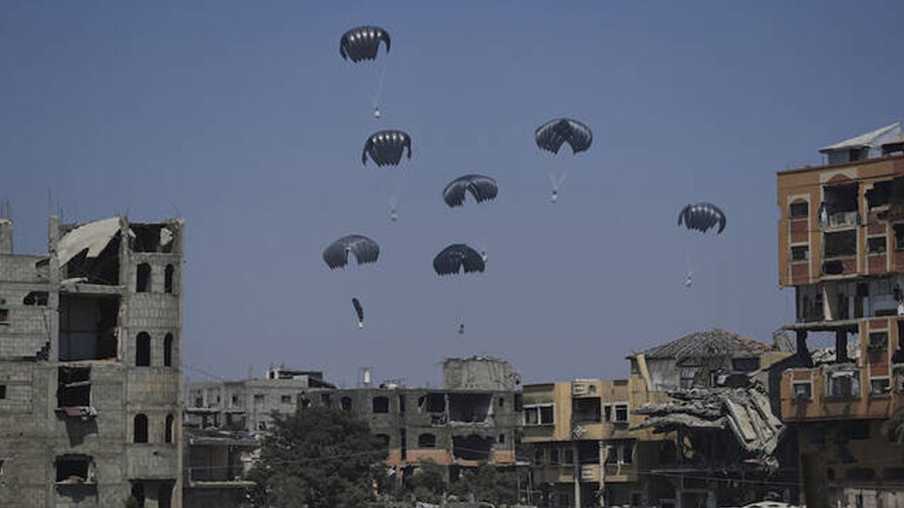 গাজায় বিমান থেকে ত্রাণ বিতরণ করলো দুই মুসলিম দেশ