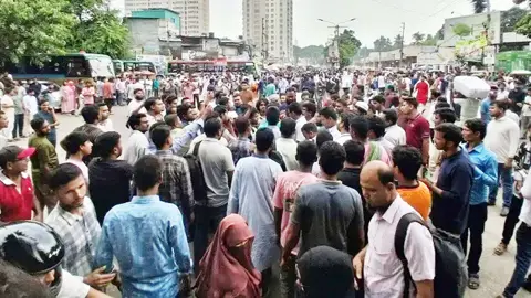 প্রশ্নফাঁসের অভিযোগ, যুব উন্নয়নের নিয়োগ পরীক্ষা স্থগিত, নীলক্ষেত অবরোধ