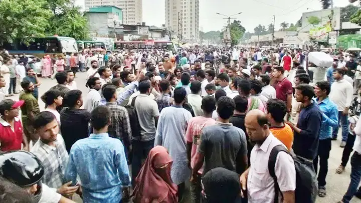 প্রশ্নফাঁসের অভিযোগ, যুব উন্নয়নের নিয়োগ পরীক্ষা স্থগিত, নীলক্ষেত অবরোধ