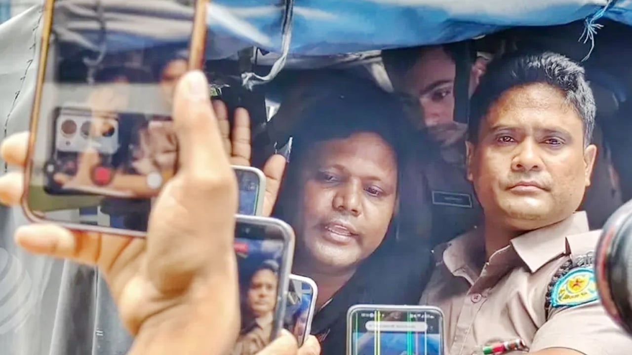 শেখ মুজিবের প্রতিকৃতিতে শ্রদ্ধা জানাতে গিয়ে যুবক আটক
