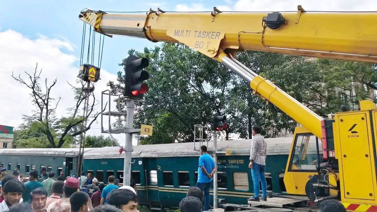 গফরগাঁওয়ে ট্রেনের ৪ বগি লাইনচ্যুত, ৮ ঘণ্টা পর স্বাভাবিক ঢাকা-ময়মনসিংহ রেল চলাচল