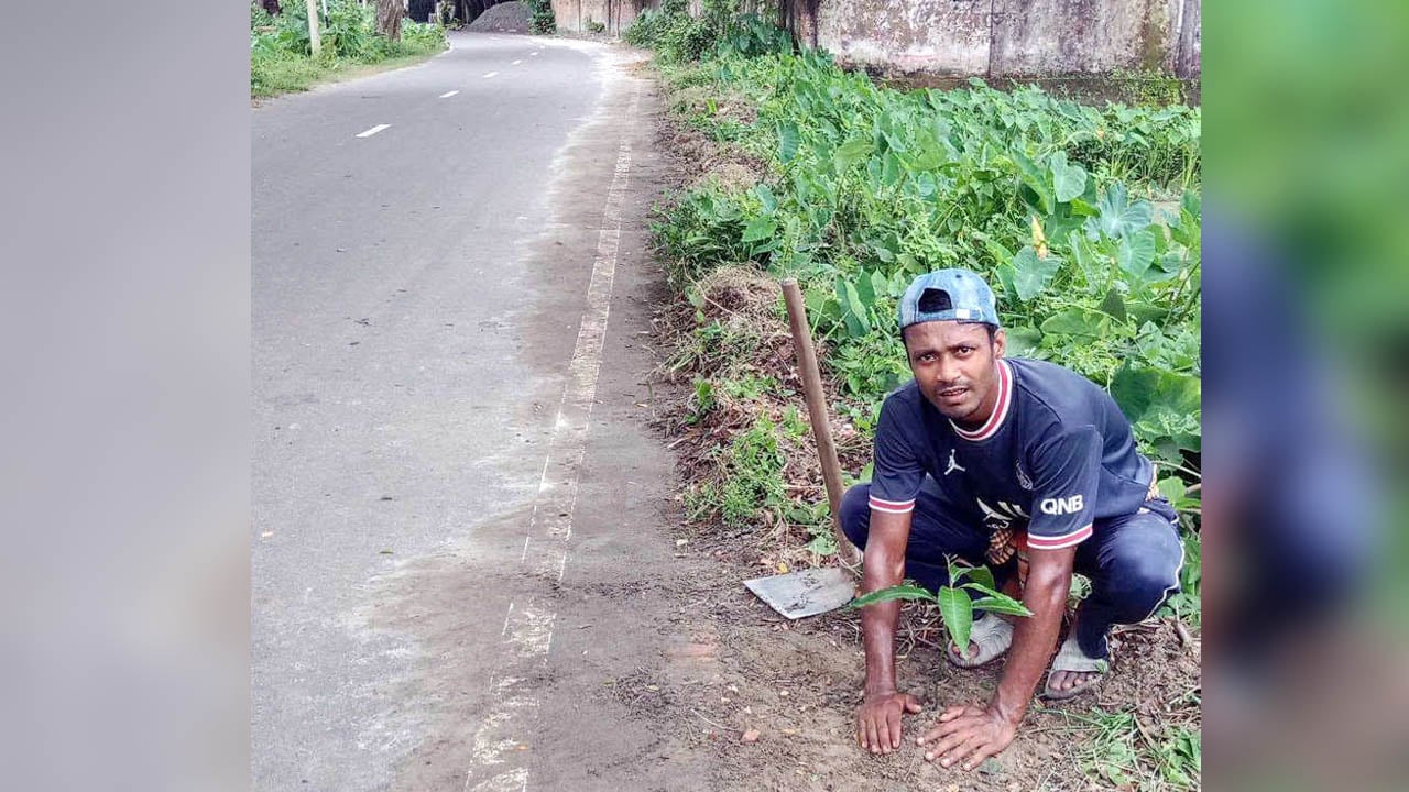 সড়কের আগাছা পরিষ্কারের নেশা রাজমিস্ত্রী রিংকুর