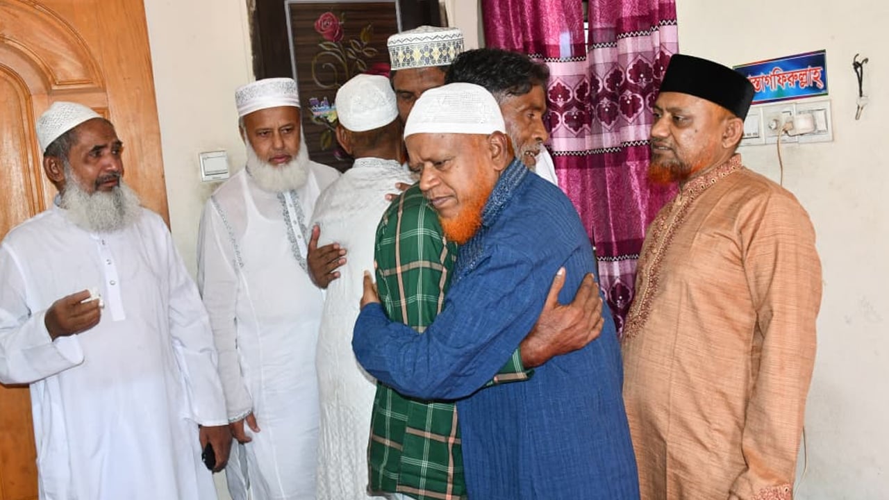 জুলাই শহীদ পরিবারের সঙ্গে জামায়াত নেতাদের ঈদ উদযাপন