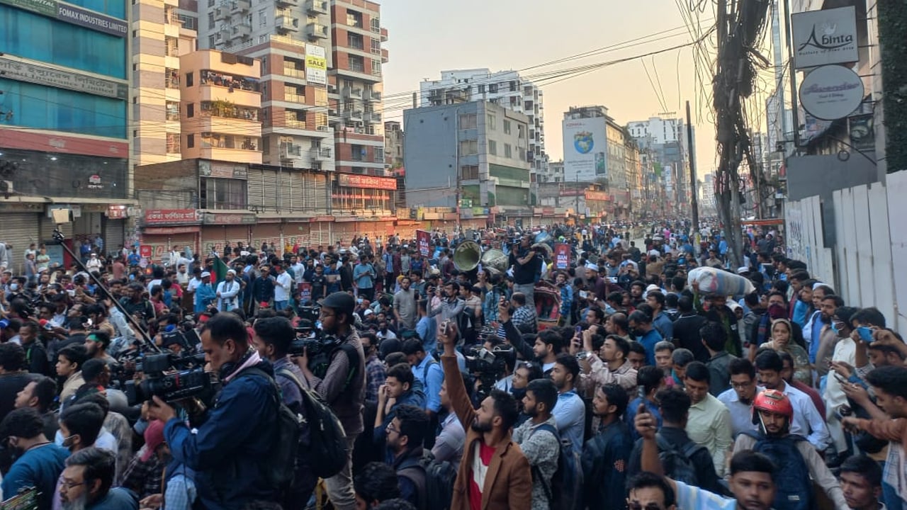 পুলিশি ব্যারিকেডে আটকে সমাবেশে রূপ নিল ‘মার্চ টু ইন্ডিয়ান হাইকমিশন’