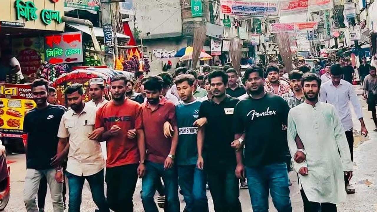 ফেনীতে বিএনপি নেতার বিরুদ্ধে জুলাইযোদ্ধাদের ঝাড়ু মিছিল