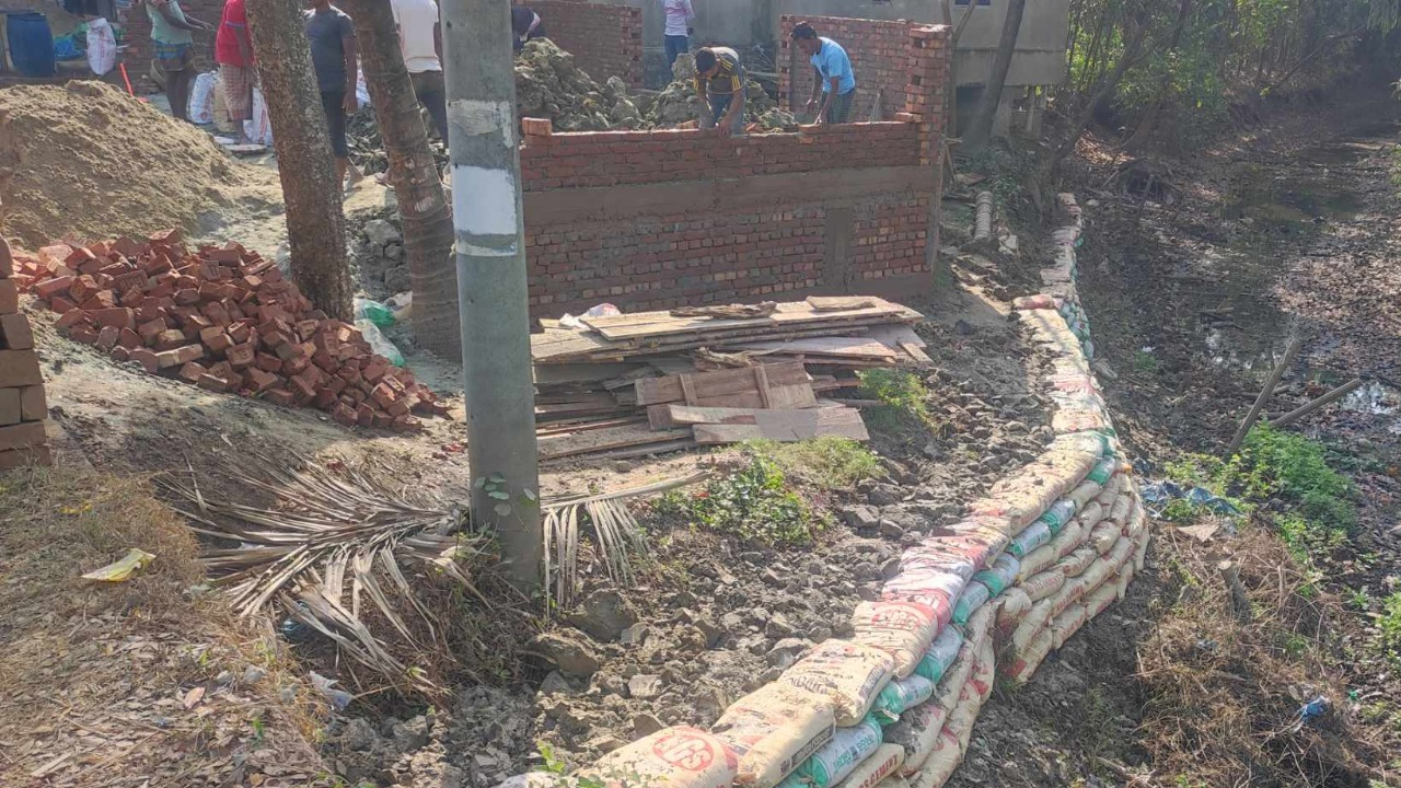 খাল ভরাট করে দোকান নির্মাণ, মানছে না বাধা