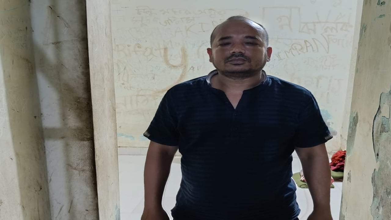 ‘গ্রেনেড বাবুর’ বাড়িতে যৌথবাহিনীর অভিযান, সৎ ভাই আটক