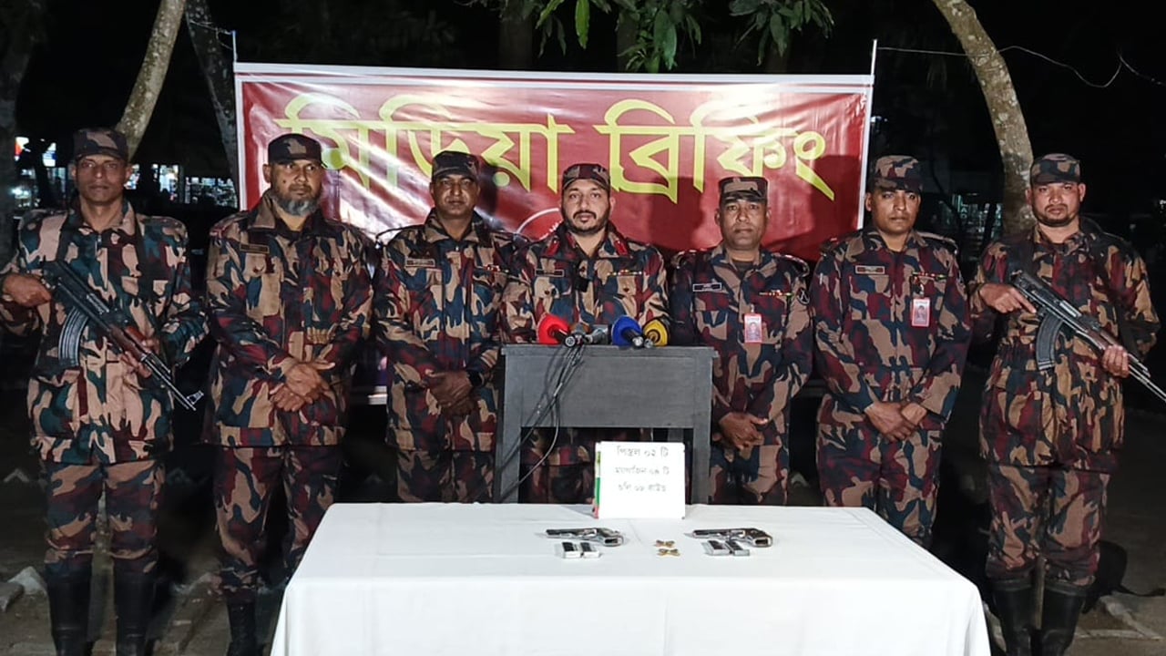 দৌলতপুর সীমান্ত থেকে বিদেশি পিস্তল ও গুলি উদ্ধার