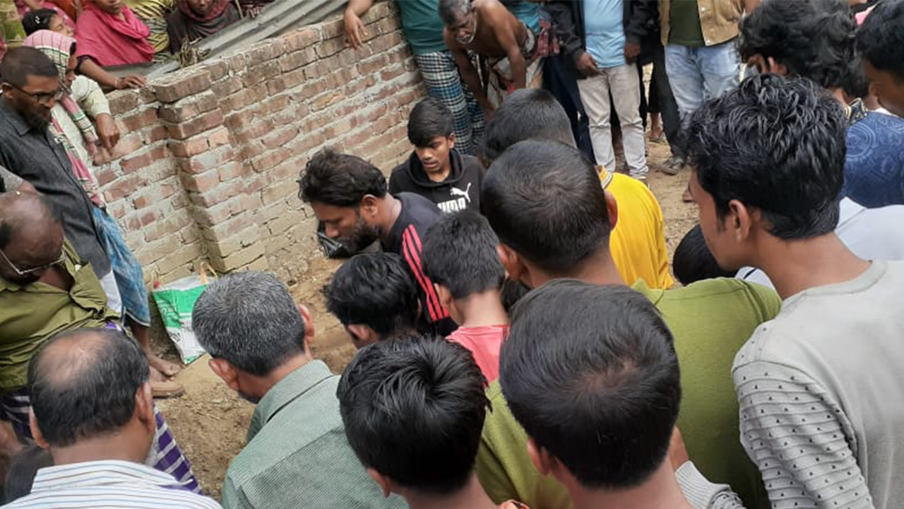 দাফনের ৮ বছর পর তোলা হলো লাশ