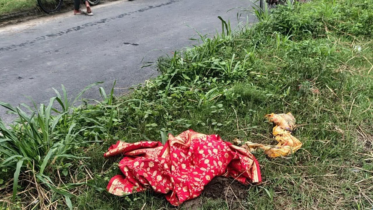 মহাসড়কের পাশে অজ্ঞাত নারীর লাশ, পাশেই পড়ে ছিল লাল শাড়ি