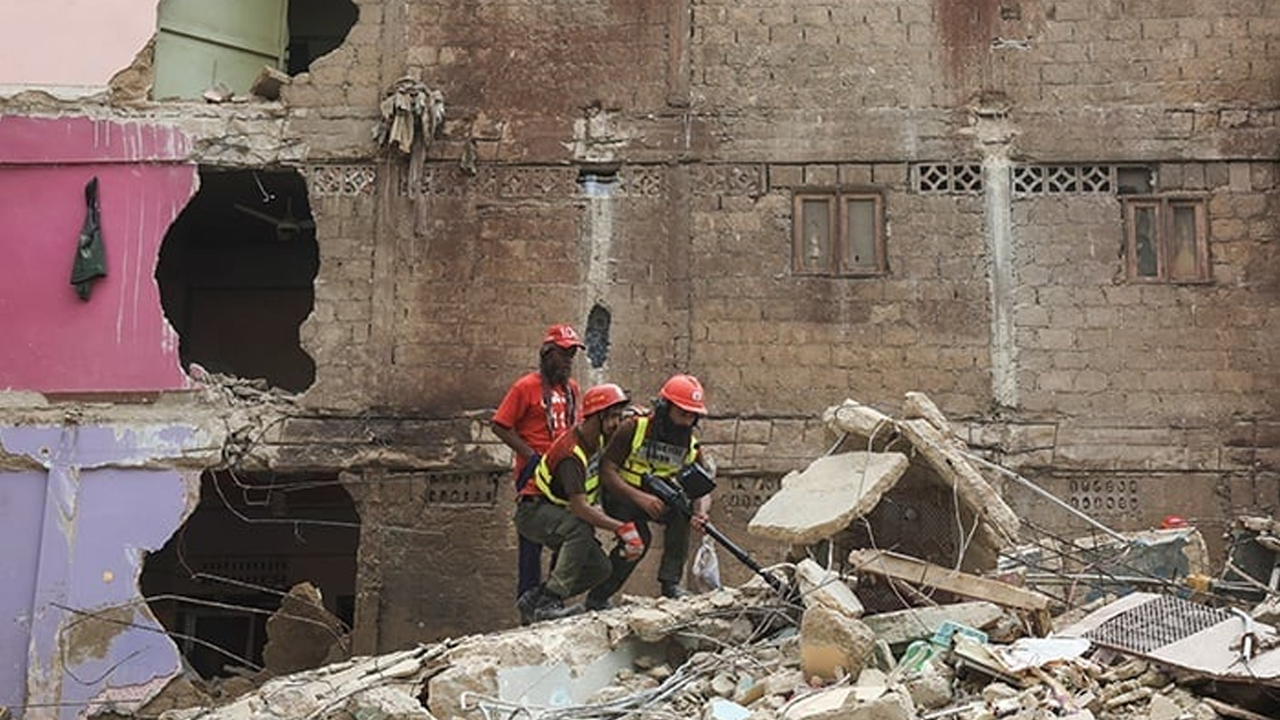 পাকিস্তানে গ্যাস বিস্ফোরণে ভবনধস, নিহত অন্তত ১০