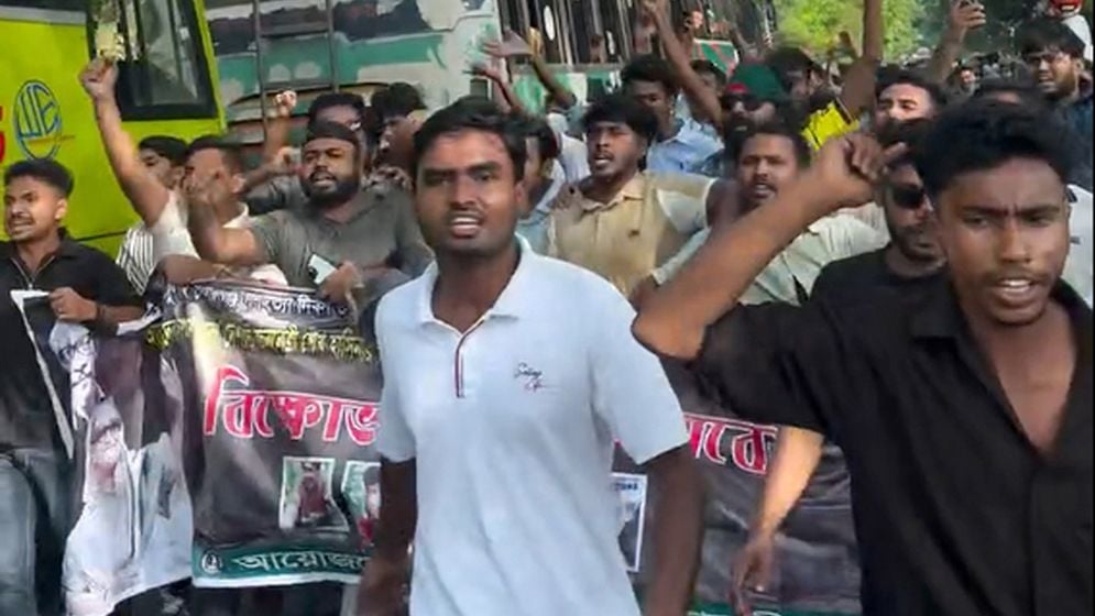 ছাত্রলীগ-যুবলীগের মিছিল থেকে বিএনপি নেতাদের ওপর হামলা