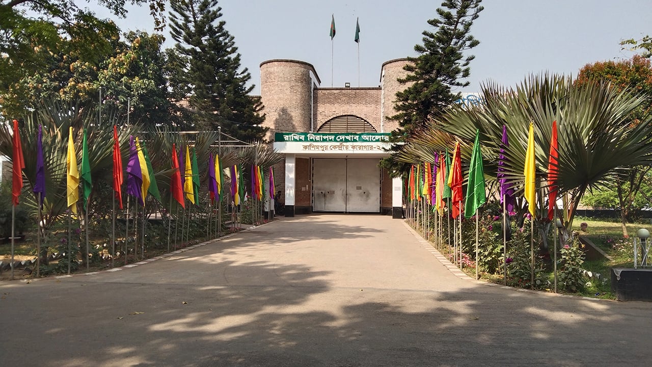 টাকার বিনিময়ে জেল খাটতে এসে ধরা