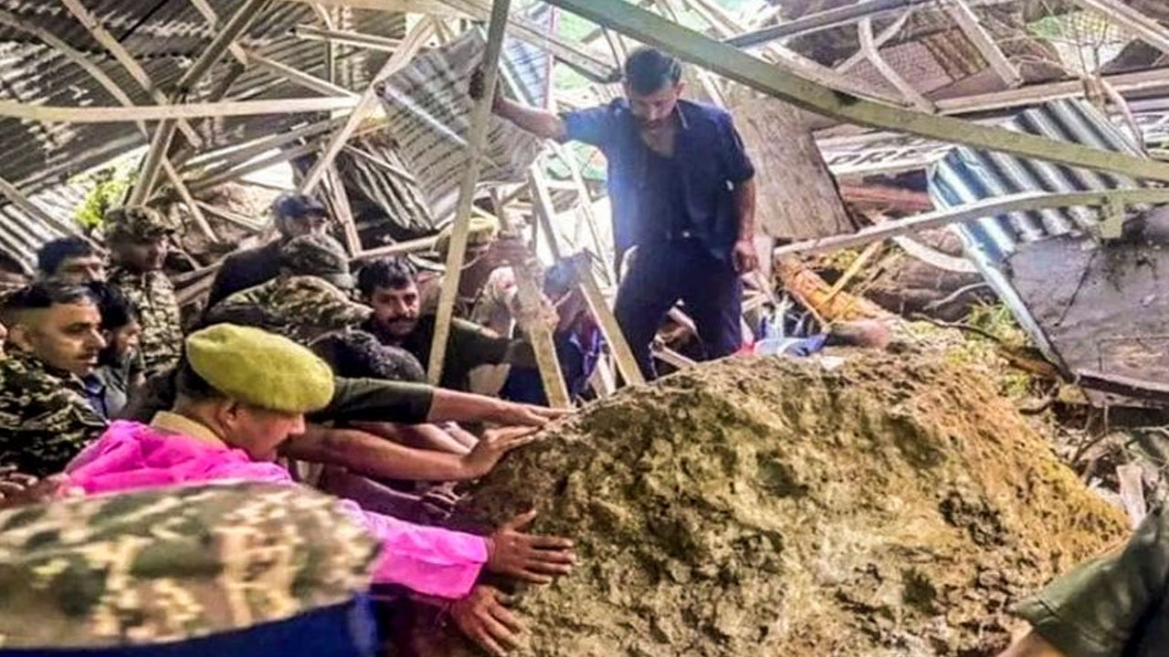 ভারতের জম্মু ও কাশ্মীরে ভূমিধসে নিহতের সংখ্যা বেড়ে ৩১