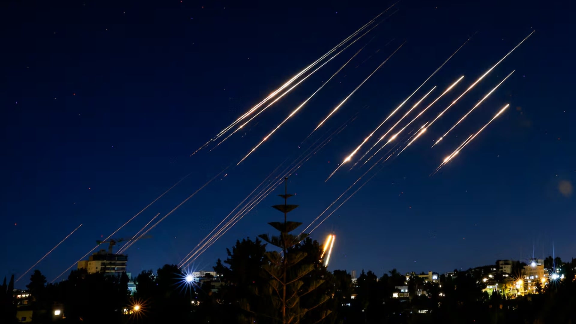 ইরান ও লেবানন থেকে ইসরাইলে ক্ষেপণাস্ত্র হামলা