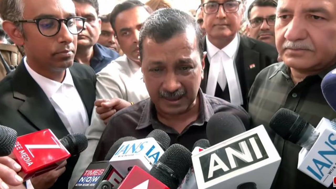 দুর্নীতির মামলায় কেজরিওয়ালকে অব্যাহতি