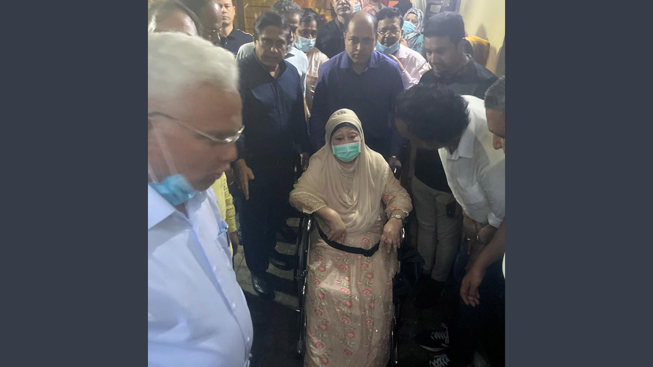 হাসপাতালের উদ্দেশ্যে বাসা থেকে বের হয়েছেন খালেদা জিয়া