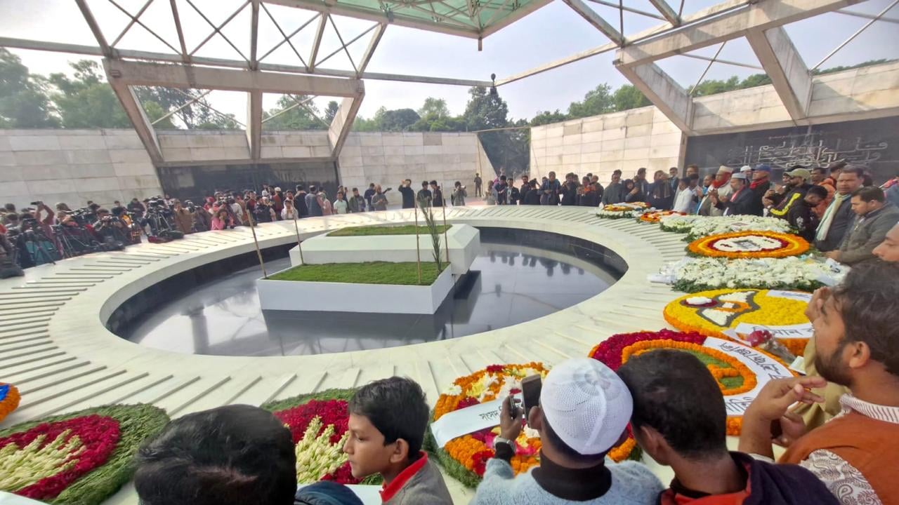 খালেদা জিয়ার প্রতি শ্রদ্ধা জানাচ্ছেন নেতাকর্মীসহ সর্বস্তরের মানুষ