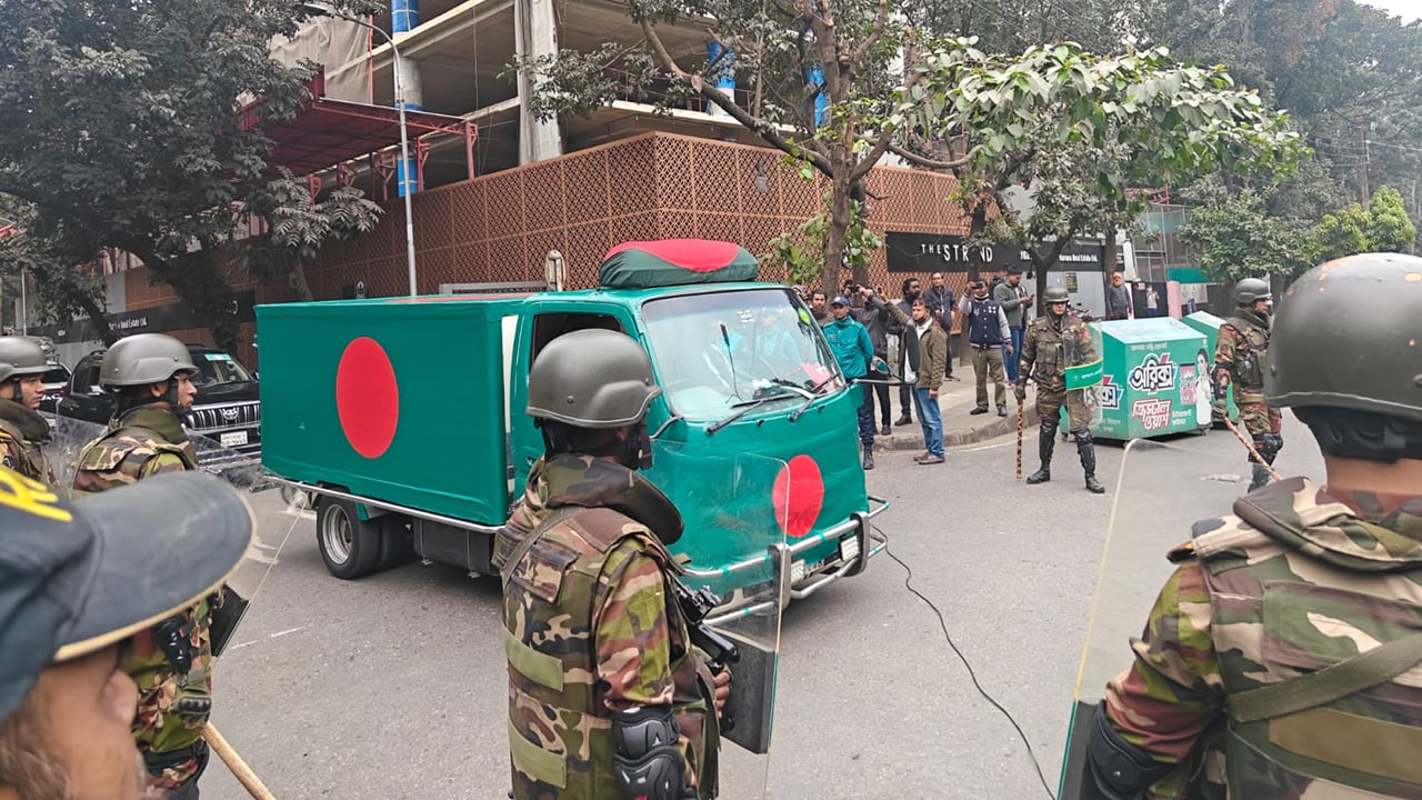 পতাকা মোড়ানো গাড়িতে ছেলের বাসায় নেওয়া হলো খালেদা জিয়াকে