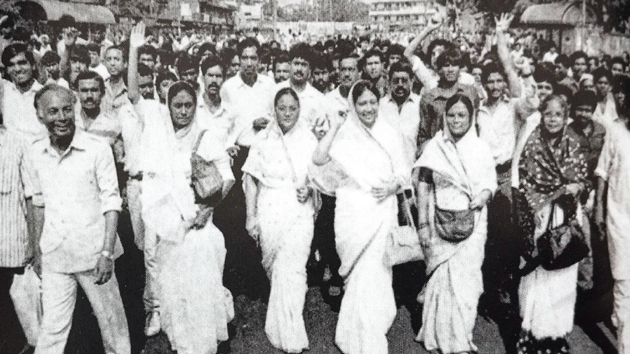 নব্বইয়ের গণঅভ্যুত্থানে এরশাদের পতনের পর ছাত্র-জনতার ঐতিহাসিক বিজয় মিছিলে নেতৃত্ব দেন খালেদা জিয়া