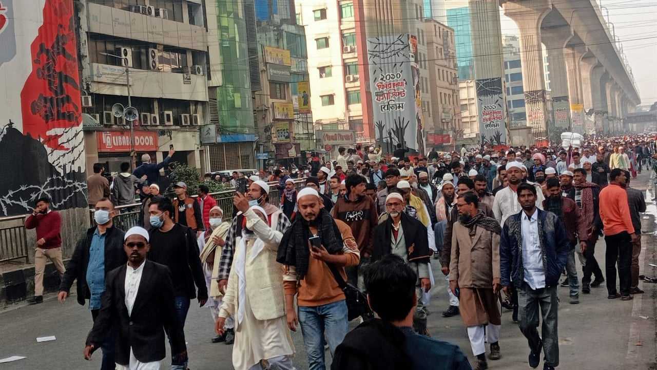 খালেদা জিয়ার জানাজা শেষে হেঁটে ফিরেছে লাখো জনতা