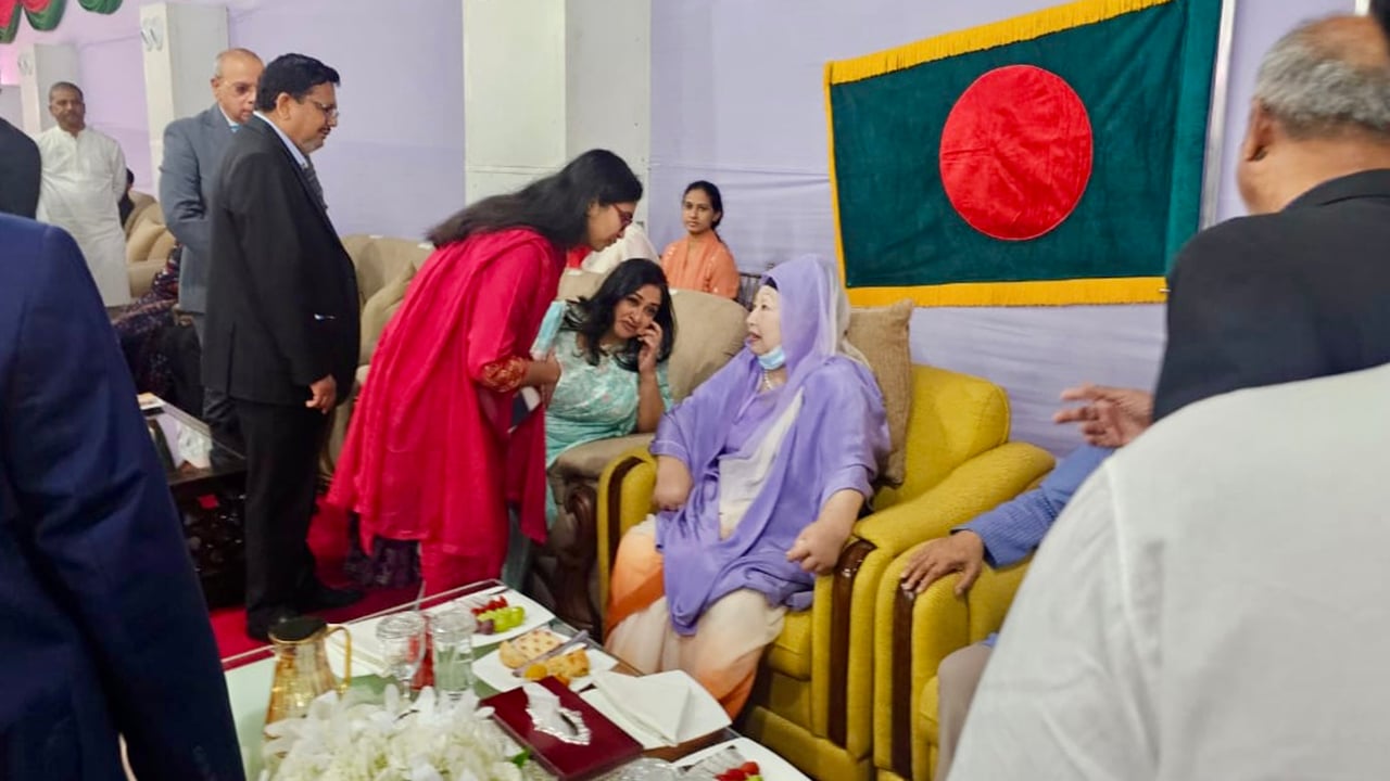 কঠিন সময়েও মানুষের পাশ থেকে সরে দাঁড়াননি খালেদা জিয়া