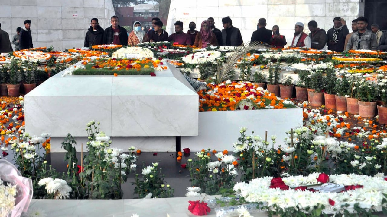 এখনো খালেদা জিয়ার কবরে অশ্রু ঝরায় মানুষ