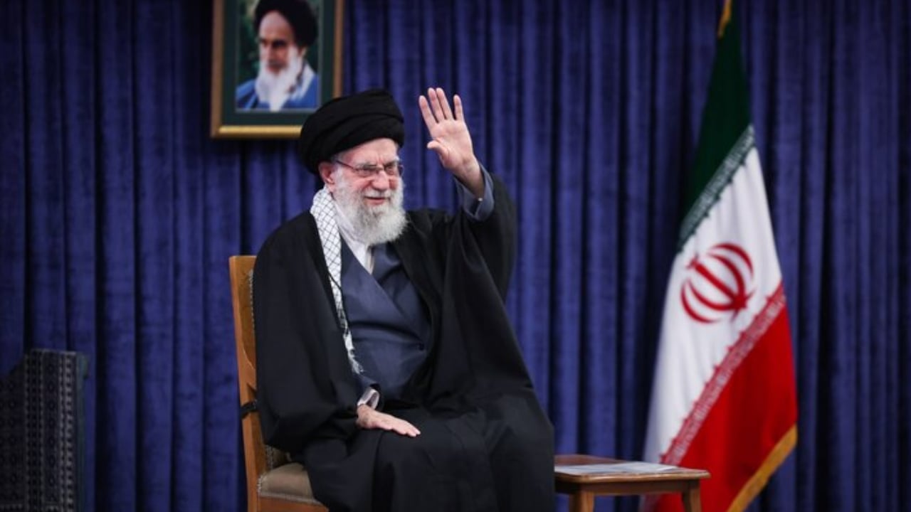 মার্কিন যুদ্ধজাহাজ সমুদ্রে ডুবিয়ে দেয়ার হুঁশিয়ারি খামেনির