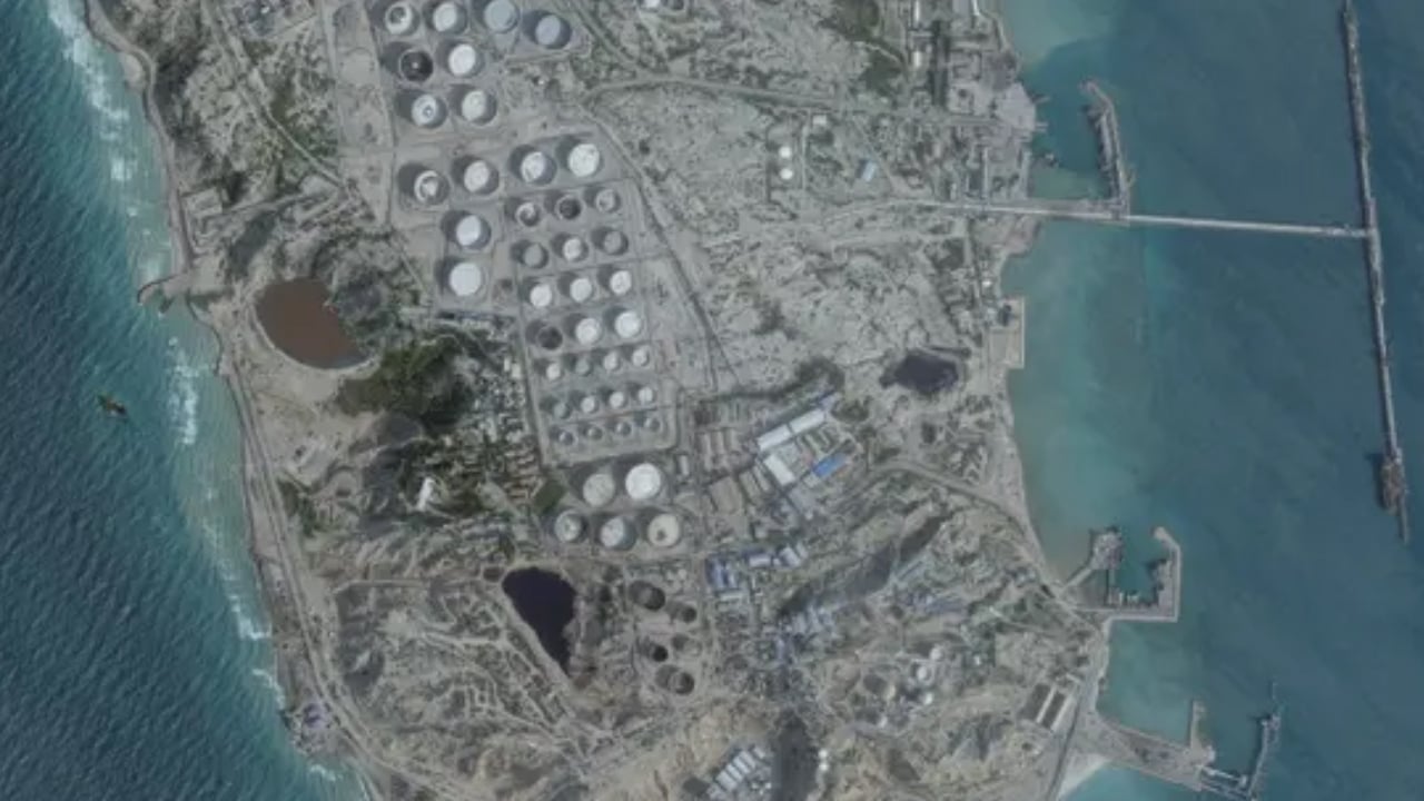 ইরানের খারগ দ্বীপে ইতিহাসের অন্যতম শক্তিশালী বোমা হামলার দাবি ট্রাম্পের