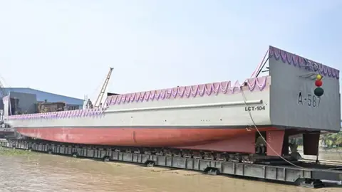 খুলনা শিপইয়ার্ডে নির্মিত নৌবাহিনীর তৃতীয় এলসিটির লঞ্চিং সম্পন্ন