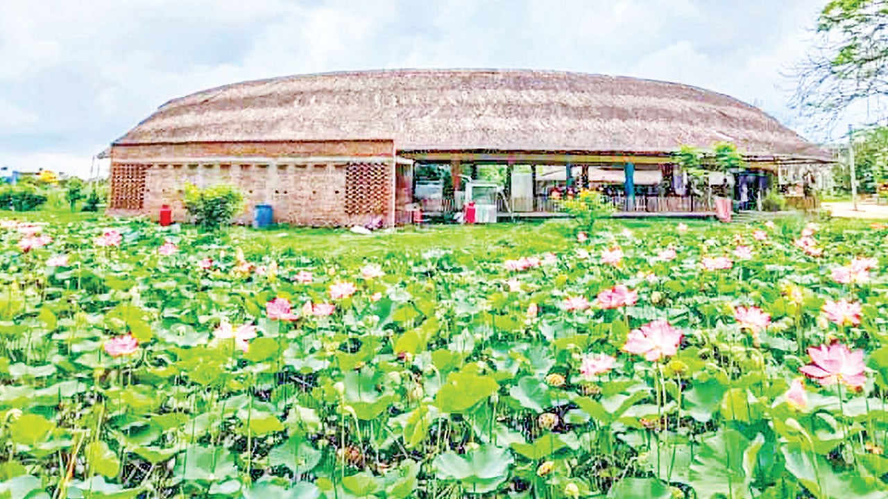 গোলপাতার ছাউনির ক্যাফেটেরিয়ায় জমজমাট আড্ডা