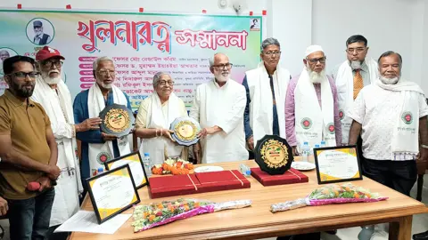 তিন গুণী সাহিত্যিক পেলেন ‘খুলনারত্ন’ সম্মাননা