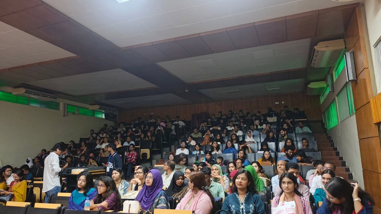 খুবিতে ‘বনলতা সেন’ সিনেমার বিশেষ প্রদর্শনী অনুষ্ঠিত 