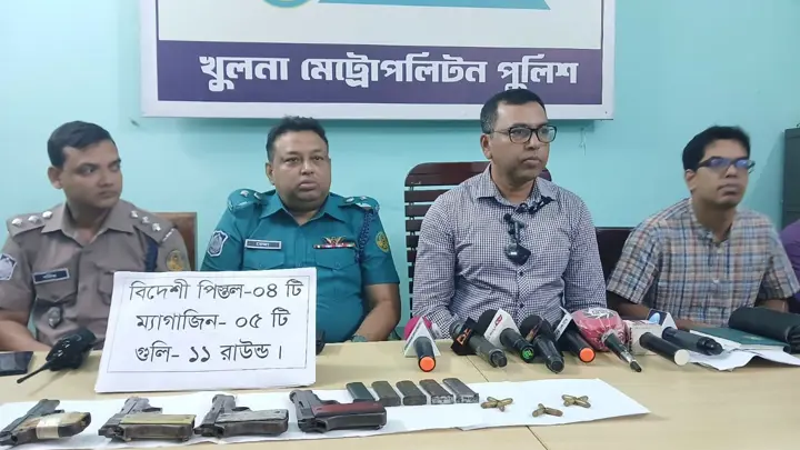 খুলনায় পৃথক অভিযানে ৪ বিদেশি পিস্তল, ১১ রাউন্ড গুলি উদ্ধার