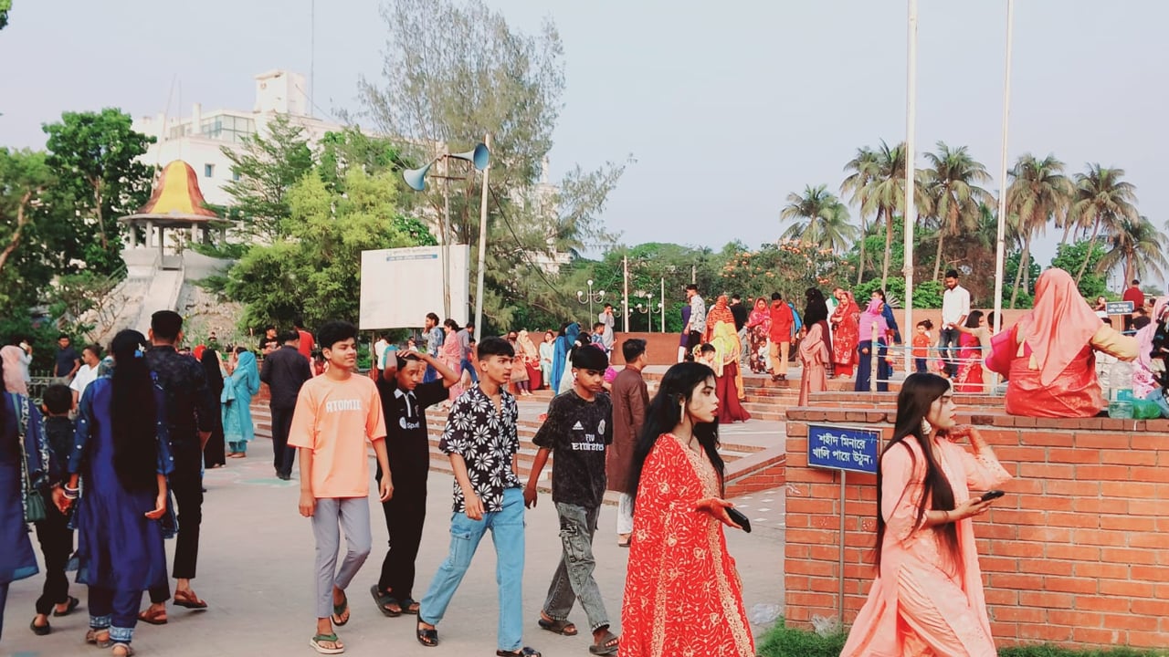 ঈদের ছুটিতে খুলনার বিনোদন কেন্দ্রে দর্শনার্থীদের উপচে পড়া ভিড়