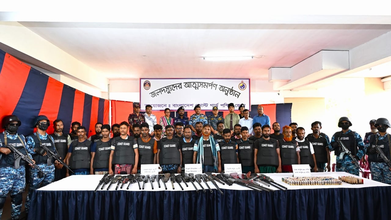 অস্ত্র-গোলাবারুদসহ সুন্দরবনের ছোট জাহাঙ্গীর বাহিনীর আত্মসমর্পণ