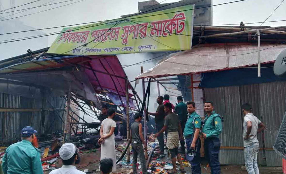 খুলনায় ভয়াবহ আগুনে অর্ধশত দোকান পুড়ে ছাই