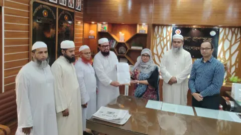 কাদিয়ানীদের রাষ্ট্রীয়ভাবে অমুসলিম ঘোষণার দাবিতে কিশোরগঞ্জে ডিসিকে স্মারকলিপি