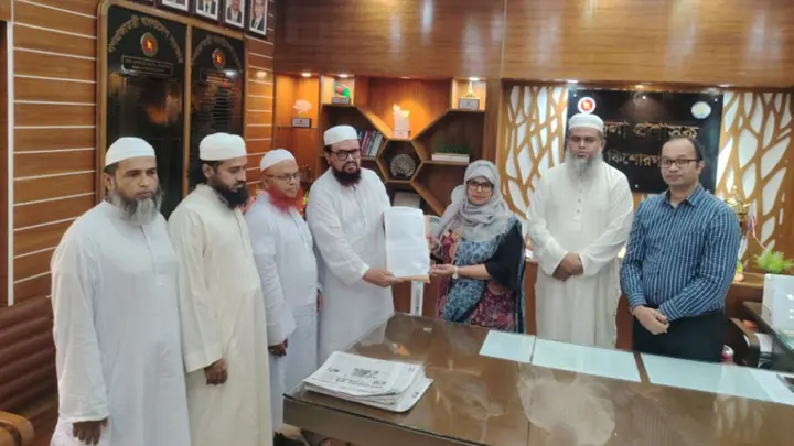 কাদিয়ানীদের রাষ্ট্রীয়ভাবে অমুসলিম ঘোষণার দাবিতে কিশোরগঞ্জে ডিসিকে স্মারকলিপি