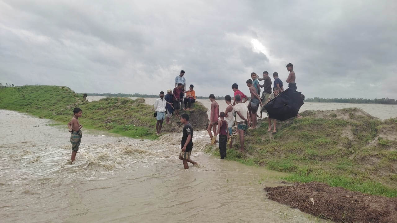 ঝুঁকিপূর্ণ বেড়িবাঁধ নিয়ে শঙ্কিত উপকূলের মানুষ