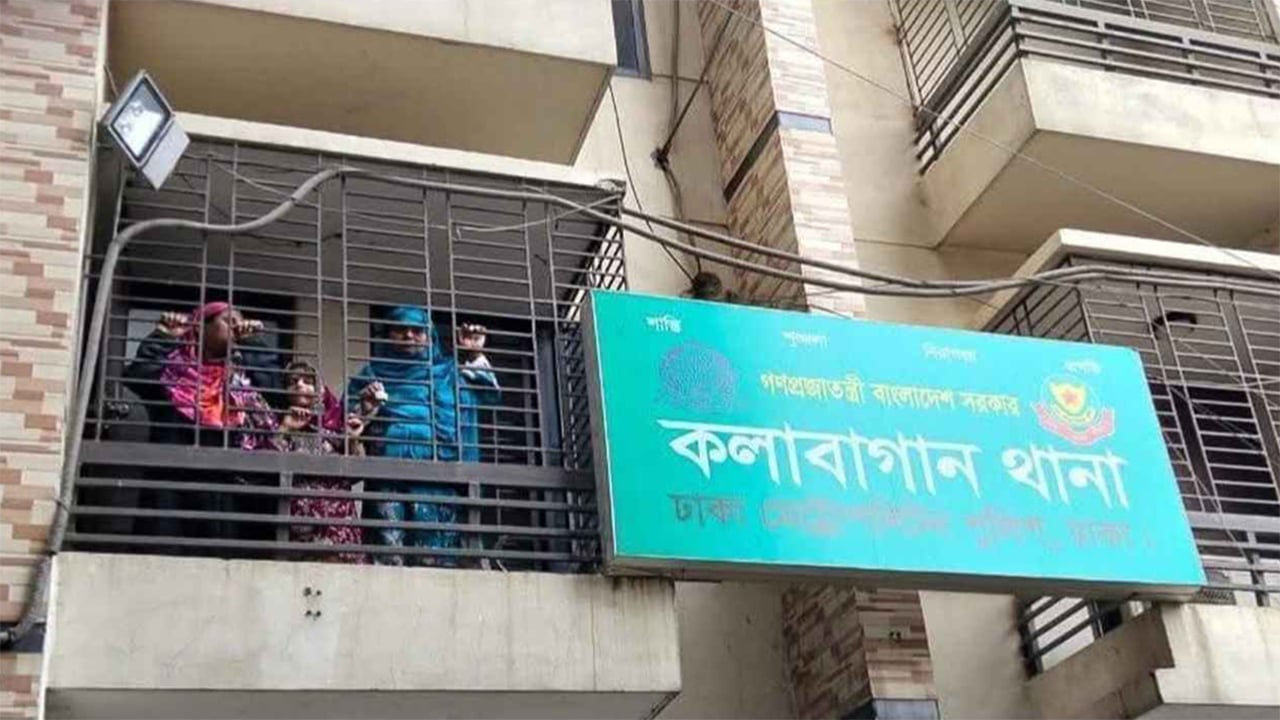 ধানমন্ডি ৩২ নম্বরে ফুল দিতে আসা চারজন গ্রেপ্তার