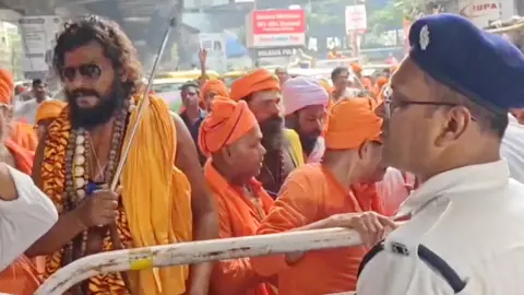 কলকাতায় ত্রিশূল হাতে বাংলাদেশ ডেপুটি হাইকমিশন ঘেরাওয়ের চেষ্টা, উত্তেজনা